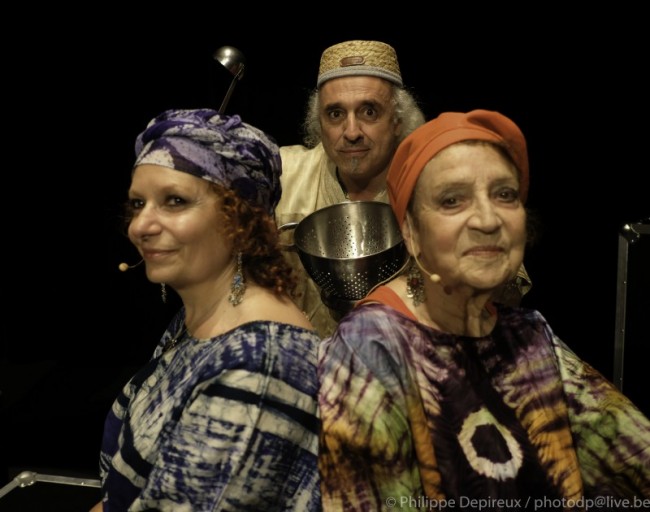Trois membres du collectif La Joyeuse Folie de Vivre; Photo de Philippe Depireux lors de La Traversée du Serpent Aveugle au Centre culturel Gabriel Bernard